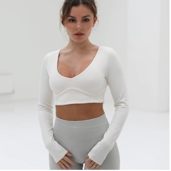 Lazuli label crop top in cream - Picture 5 of 17